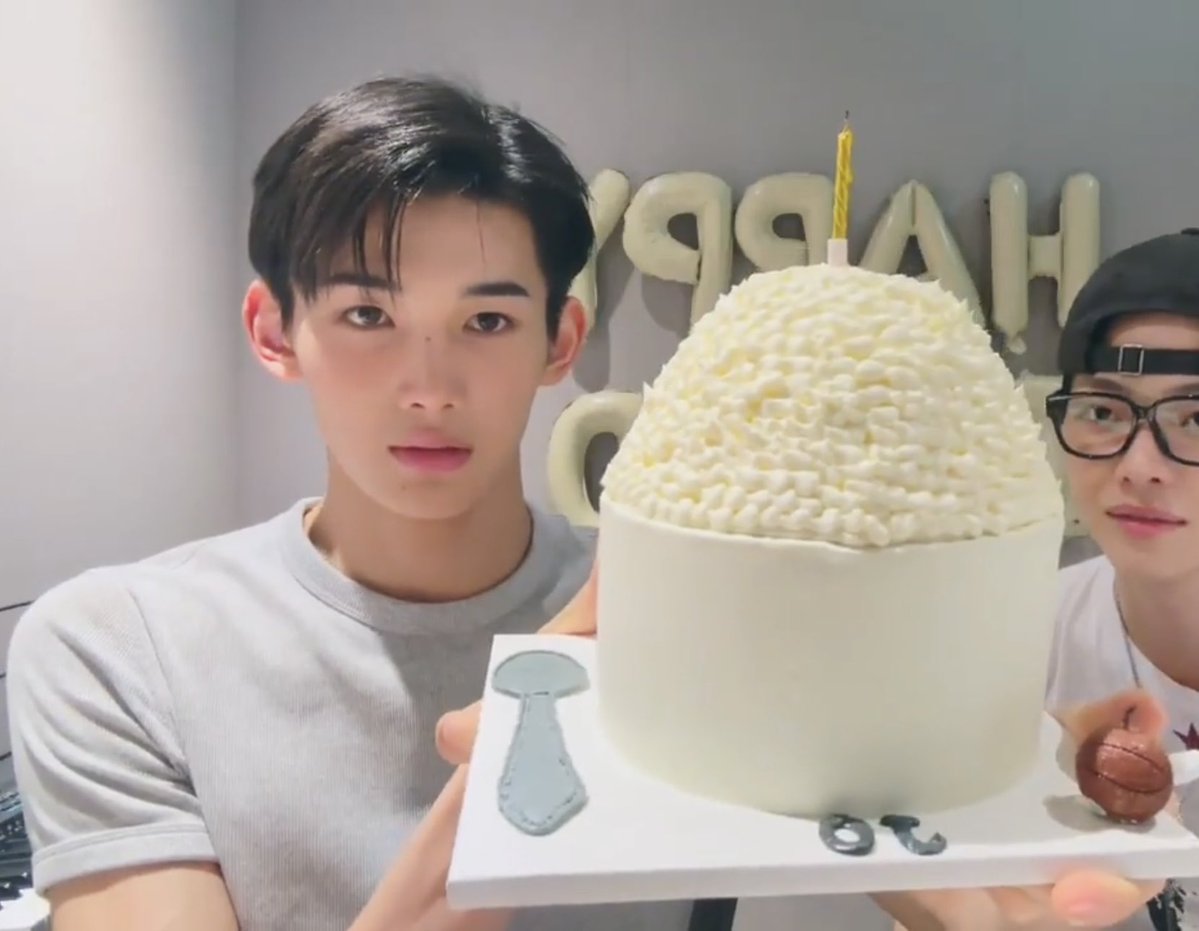 keyetao's tweet photo. teamies' 2026 birthday cakes pt. 2 🎂🎂 Jo's is frying me so bad 😭😭 https://t.co/RXyay6oMPm