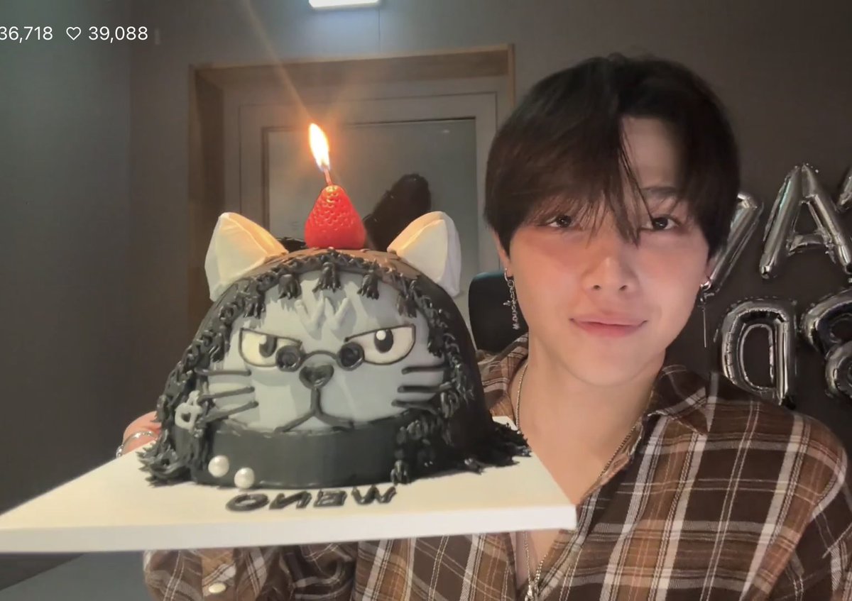 keyetao's tweet photo. teamies' 2026 birthday cakes pt. 2 🎂🎂 Jo's is frying me so bad 😭😭 https://t.co/RXyay6oMPm