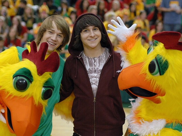 Disney_Wiki's tweet photo. Happy Birthday, Mitchel Musso
For Disney, he played Oliver in #HannahMontana, Brady Parker in #PairOfKings, Raymond in #LifeIsRuff and Cleatus in #HatchingPete.
His voice roles include
#TheSearchForSantaPaws, #PhineasAndFerb, #MiloMurphysLaw.
He also hosted #PrankStars. https://t.co/tWBuTxQ0nx