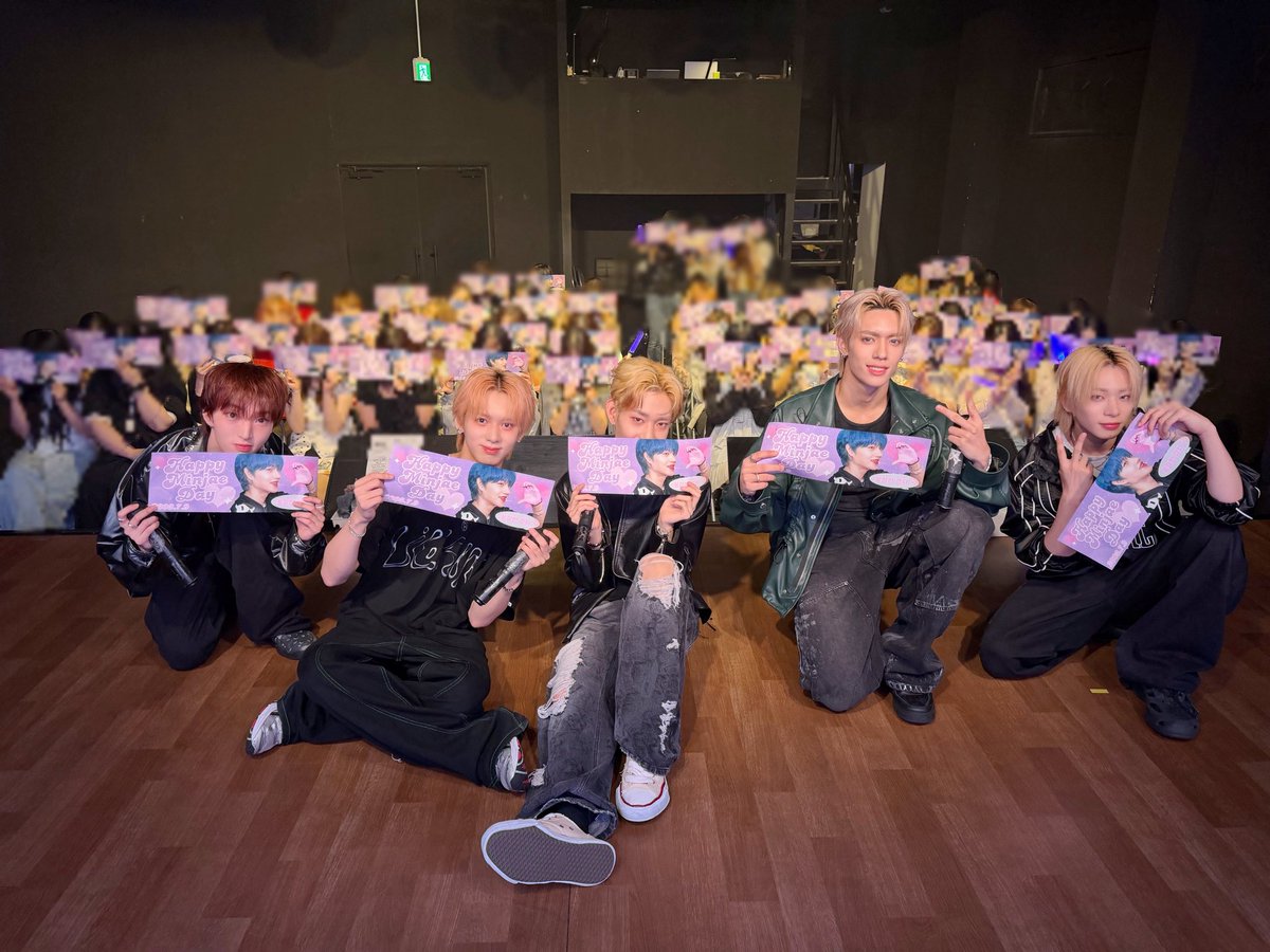 DXMON_HM's tweet photo. 𝗛𝗔𝗣𝗣𝗬 𝗠𝗜𝗡𝗝𝗔𝗘 𝗗𝗔𝗬 🐶👑

全2部の公演でお誕生日をお祝いしてくださり、ありがとうございました！
お祝いしてくださったMONsの皆さんのおかげで、とても幸せな時間を過ごすことができました👑

#DXMON #다이몬 
#MINJAE #민재 
#HAPPY_MINJAE_DAY https://t.co/BV9sdg2j9W