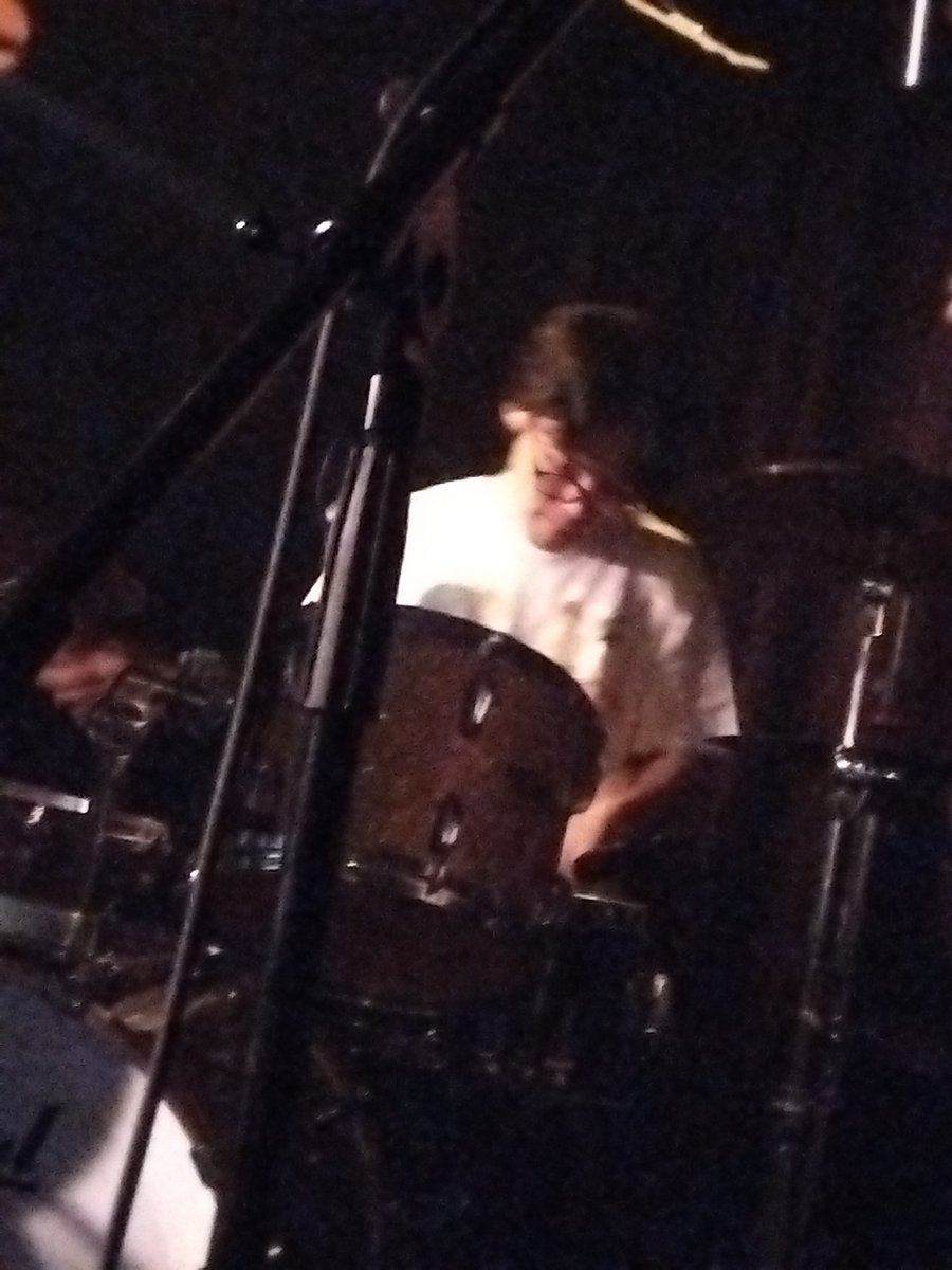 toshi_masuyoshi's tweet photo. 2026.7.8
o_all @ 下北沢THREE

各楽器の音色、その重なりでグラデーションを紡ぎコード進行とリズムの緩急でメロディを包み込む
真っ直ぐに伸びる声、ウタとコーラス
これまで観た彼らのライブで過去一ぶっ刺さった

新曲、ぜんぜん違うけどギターのリフに "はしるこども" 感があってグワッてなった https://t.co/dN8iLebMcz