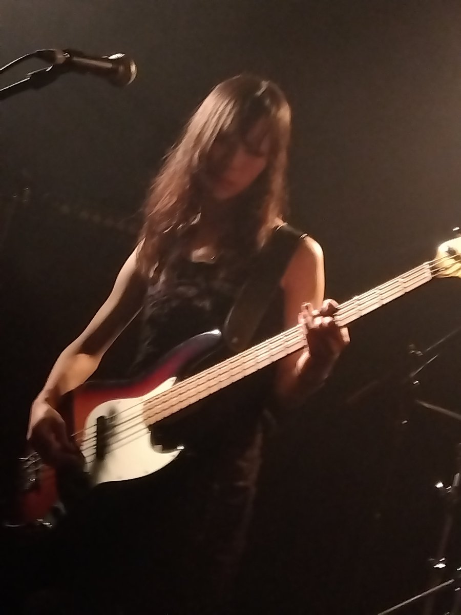 toshi_masuyoshi's tweet photo. 2026.7.8
o_all @ 下北沢THREE

各楽器の音色、その重なりでグラデーションを紡ぎコード進行とリズムの緩急でメロディを包み込む
真っ直ぐに伸びる声、ウタとコーラス
これまで観た彼らのライブで過去一ぶっ刺さった

新曲、ぜんぜん違うけどギターのリフに "はしるこども" 感があってグワッてなった https://t.co/dN8iLebMcz