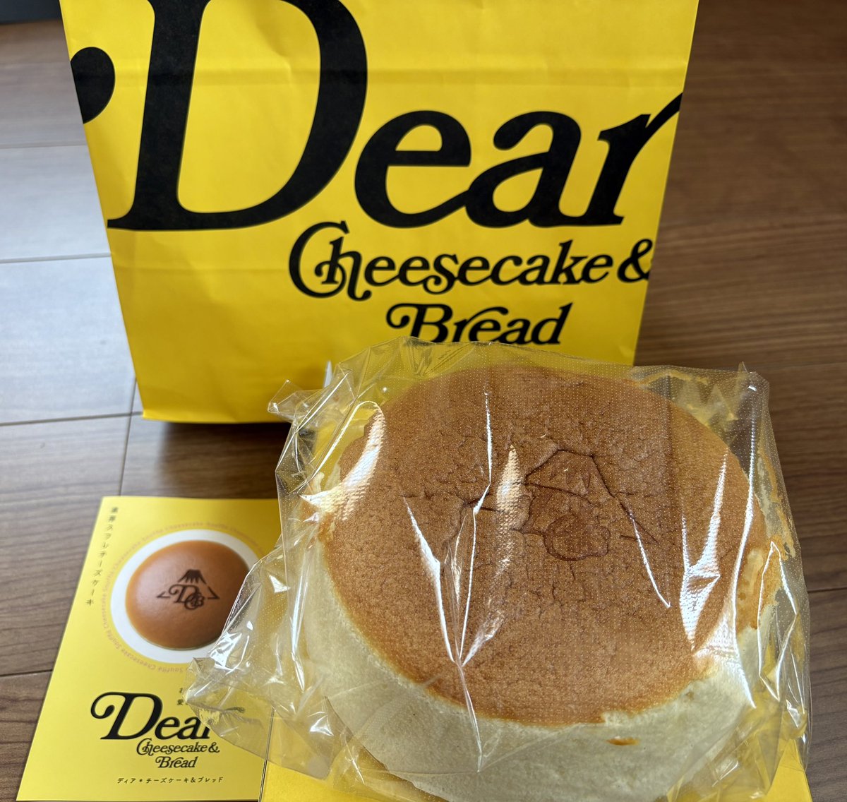 panda_gnu31's tweet photo. ここ最近まわりがずっとチーズケーキの話してたんだけど、買いに行くって言うからみんなで買いに行ってきた🍰
富士山マーク入ってるよ🗻
ディア チーズケーキ&amp;ブレッドのチーズケーキ🤤ふわふわ🤤美味しい🤤
1ホール1,500円🍴
#富士川楽座 https://t.co/dO5X8NuMDN