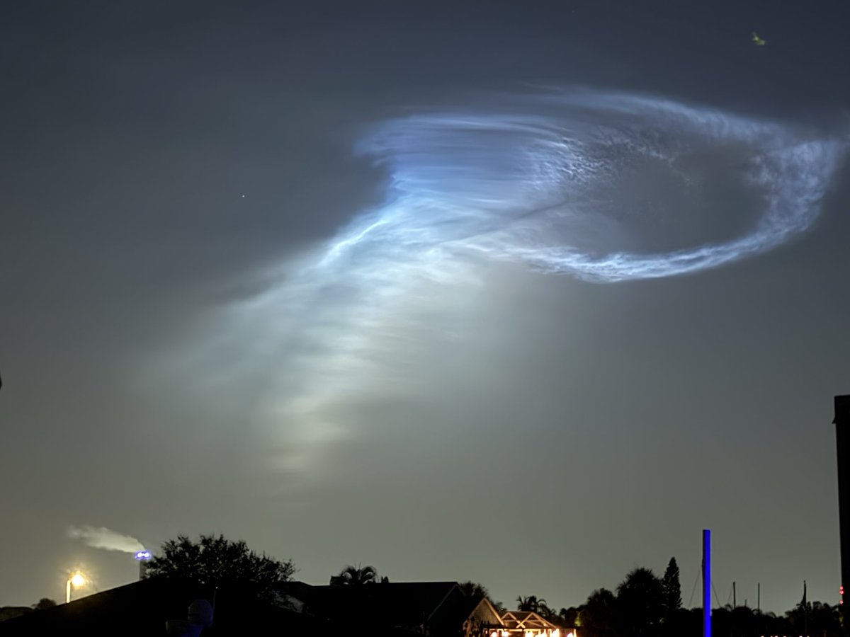 swarnak7's tweet photo. Every pre dawn #falcon9 launch is special, like today’s!
During pre dawn, sunlight illuminates exhaust from the rocket's upper stage, which is composed primarily of water vapor and carbon dioxide. Causing this #jellyeffect (3rd pic: sky post launch) @SpaceX @NASAKennedy https://t.co/LWSxDR0NKa