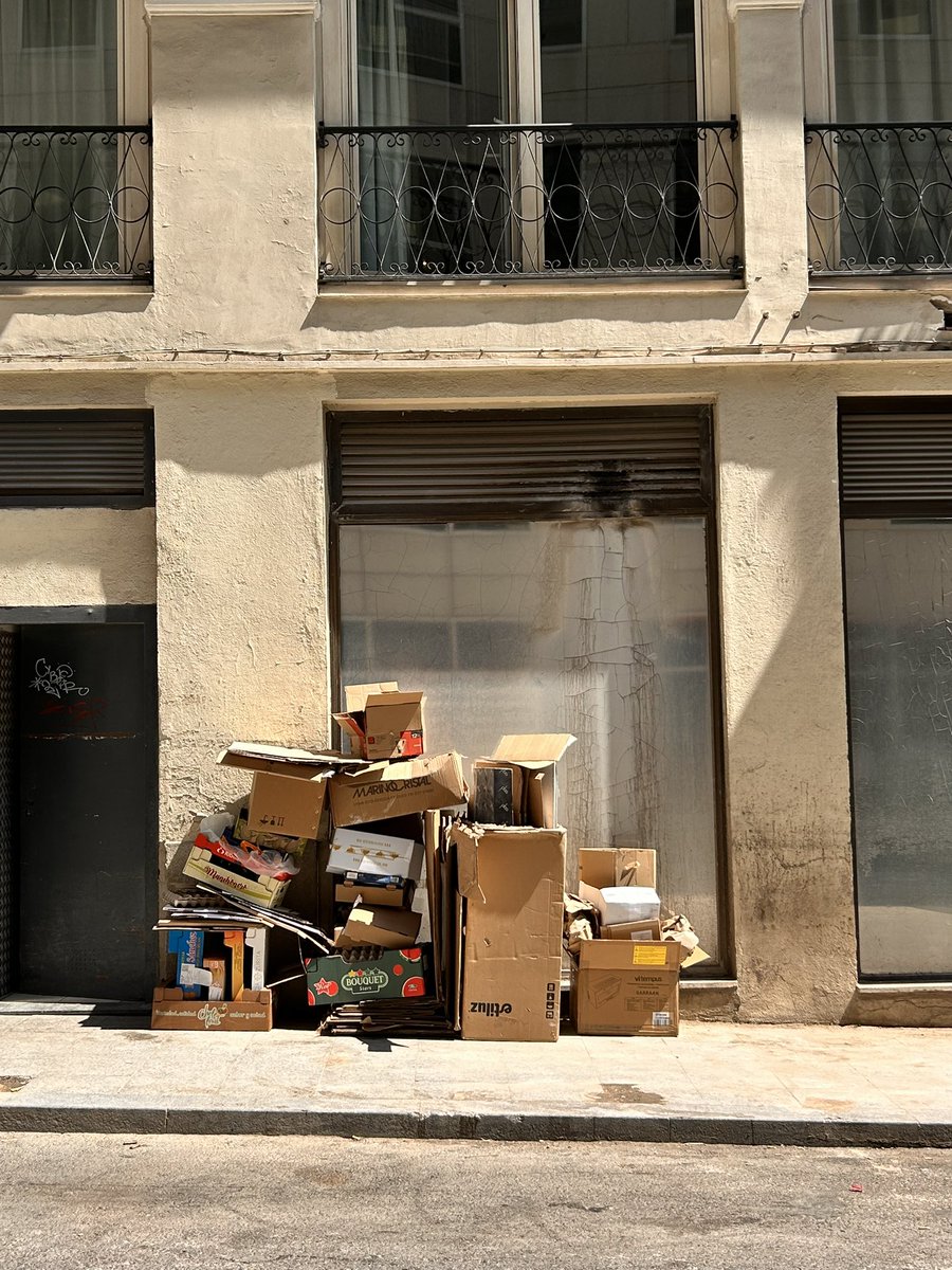 MadridDecadente's tweet photo. @FRAVM @el_pais_madrid @Madridiario @_somosmadrid @EnmaLopez @_InakiLopez_ @ciudadano_o2 @josevico4 @oscarlopeztwit @RamonEspinar @AlmeidaPP_ @bcarabante Basura por todas partes, calles peatonales en horario comercial invadidas de coches, camiones, cajas, cubos, árboles muertos, alcorques vacíos….

Mira José Luis @AlmeidaPP_ si no sabes hacer tu trabajo DIMITE https://t.co/43sRUOhiZf