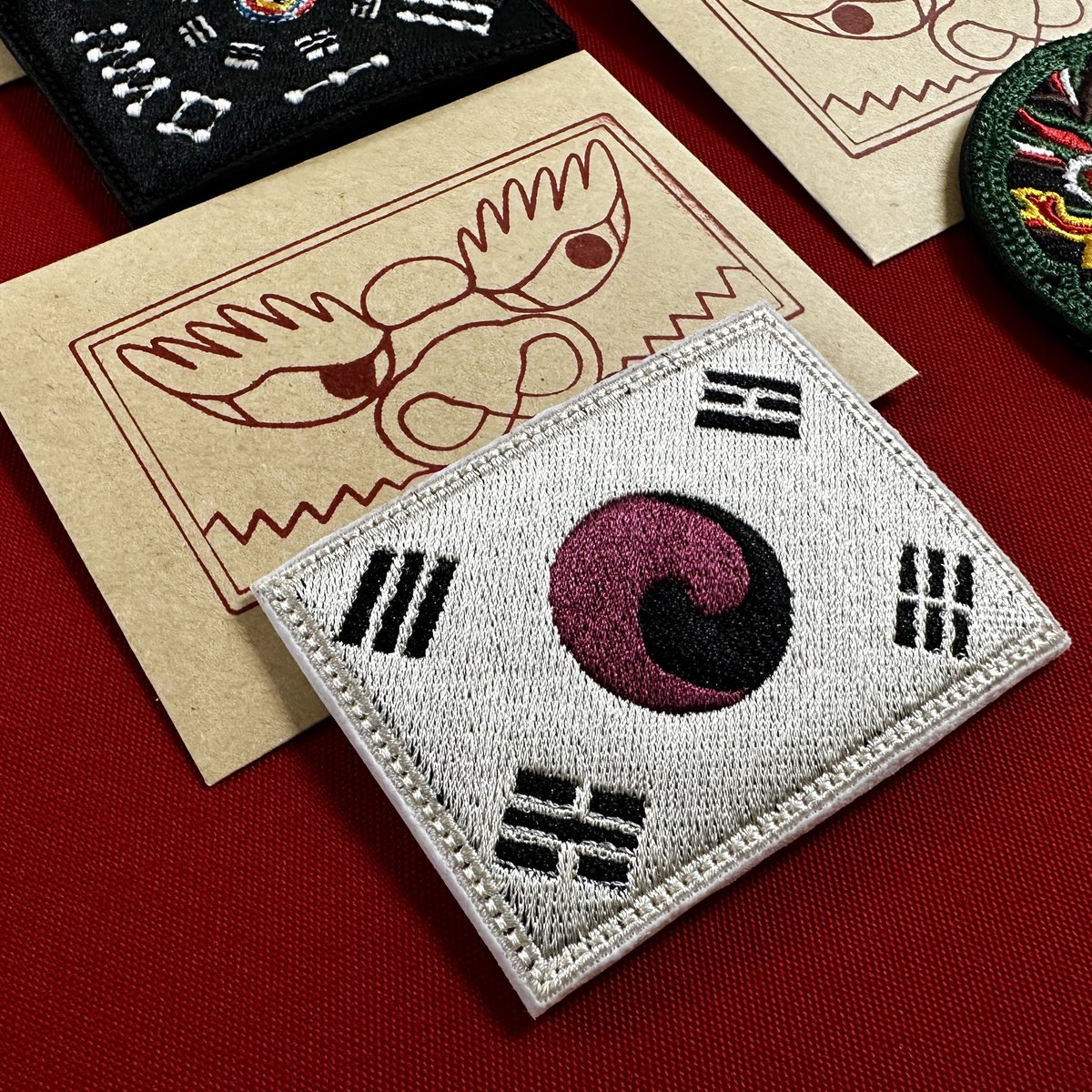 edc8ang's tweet photo. 🇰🇷 전통 소재로 제작하는 
플라스틱 벨크로 자수패치 시리즈 🌝 Embroidery patches 
for your everyday carry. #everydaycarry #edcgear #한국전통 #전통 #귀면 https://t.co/9F63zX8dml