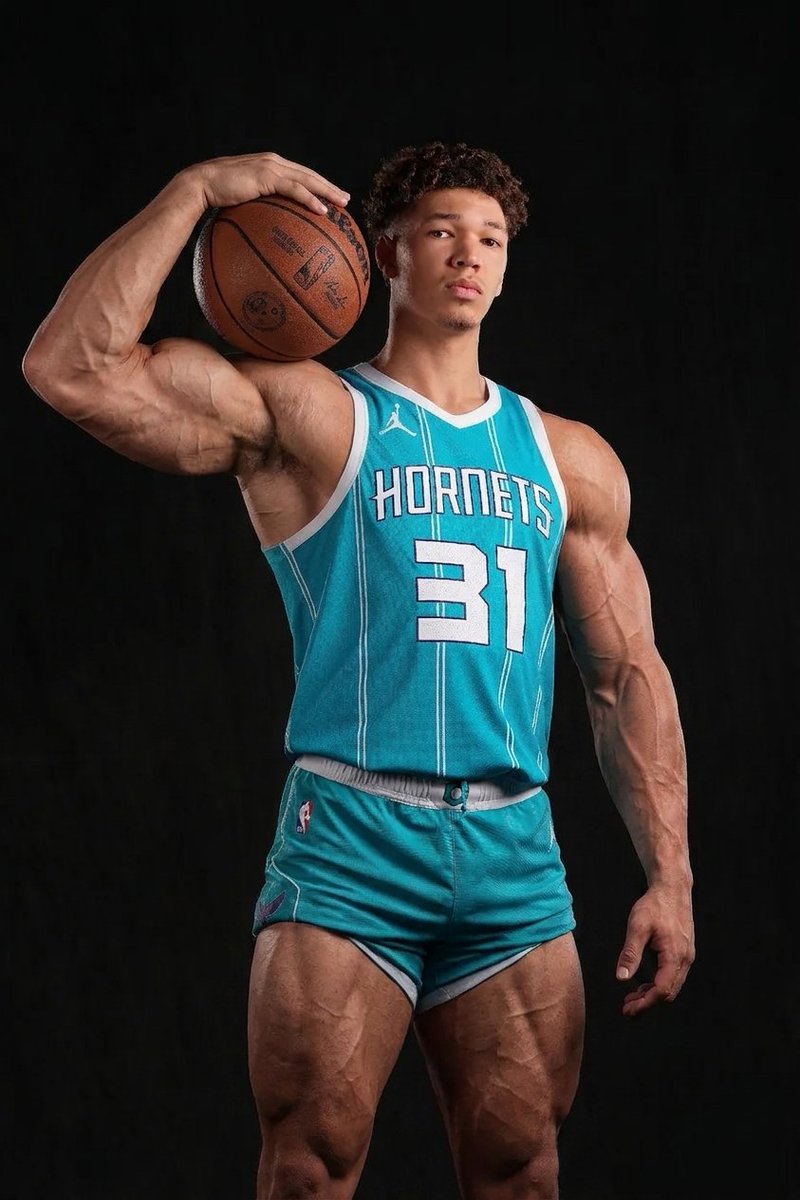 HoopSector's tweet photo. Tidjane Salaün plays basketball tonight. https://t.co/F9B0C8vEBt