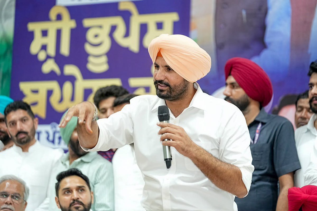 INCPunjab's tweet photo. ਪੰਜਾਬ ਕਾਂਗਰਸ ਭਵਨ, ਚੰਡੀਗੜ੍ਹ ਵਿਖੇ ਪੰਜਾਬ ਕਾਂਗਰਸ ਦੇ ਇੰਚਾਰਜ ਸ਼੍ਰੀ ਭੂਪੇਸ਼ ਬਘੇਲ ਜੀ ਅਤੇ ਪੰਜਾਬ ਕਾਂਗਰਸ ਦੇ ਪ੍ਰਧਾਨ ਸ. ਅਮਰਿੰਦਰ ਸਿੰਘ ਰਾਜਾ ਵੜਿੰਗ ਜੀ ਦੀ ਅਗਵਾਈ ਹੇਠ ਪੰਜਾਬ ਯੂਥ ਕਾਂਗਰਸ ਦੇ ਅਹੁਦੇਦਾਰਾਂ ਅਤੇ ਜੁਝਾਰੂ ਵਰਕਰਾਂ ਨਾਲ ਅਹਿਮ ਮੀਟਿੰਗ ਕੀਤੀ ਗਈ।

ਮੀਟਿੰਗ ਦੌਰਾਨ ਸੰਗਠਨ ਨੂੰ ਬੂਥ ਪੱਧਰ ਤੋਂ ਹੋਰ ਮਜ਼ਬੂਤ ਕਰਨ, ਨੌਜਵਾਨਾਂ ਦੀ ਭੂਮਿਕਾ ਨੂੰ ਹੋਰ ਸਰਗਰਮ ਅਤੇ ਪ੍ਰਭਾਵਸ਼ਾਲੀ ਬਣਾਉਣ ਦੇ ਨਾਲ-ਨਾਲ ਆਉਣ ਵਾਲੀਆਂ ਚੁਣੌਤੀਆਂ ਅਤੇ ਪਾਰਟੀ ਦੀ ਰਣਨੀਤੀ ਸਬੰਧੀ ਵਿਸਥਾਰ ਨਾਲ ਵਿਚਾਰ-ਵਟਾਂਦਰਾ ਕੀਤਾ ਗਿਆ।

ਪੰਜਾਬ ਕਾਂਗਰਸ ਨੌਜਵਾਨਾਂ ਦੀ ਤਾਕਤ ਨਾਲ ਲੋਕਾਂ ਦੀ ਆਵਾਜ਼ ਬਣ ਕੇ ਸੂਬੇ ਦੇ ਹੱਕਾਂ ਲਈ ਹਰ ਮੋਰਚੇ ’ਤੇ ਡਟ ਕੇ ਲੜਨ ਲਈ ਵਚਨਬੱਧ ਹੈ।

1/2