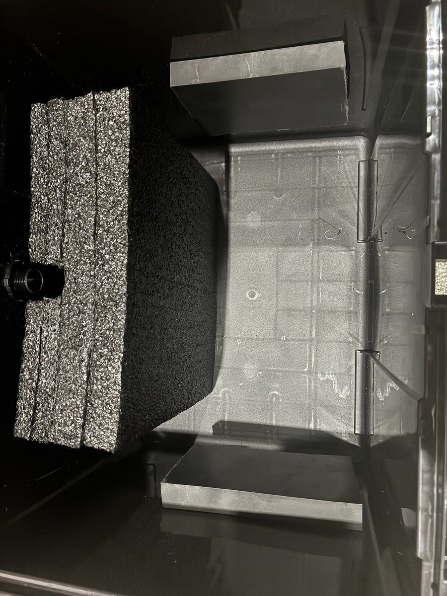 k_jjno's tweet photo. レンタルボートでLdenchiを使用する時は雨対策で
ドカットに穴あけ加工とゴム板とクッションで隙間を埋めて固定したものを使用してます✨️

穴あけしたところはバリ取りするのはもちろんコードブッシングを使って配線保護するともしものトラブルも未然に防げます🙌

#Ldenchi
#PR
#レンタルボート https://t.co/PgcEtE2Q0g