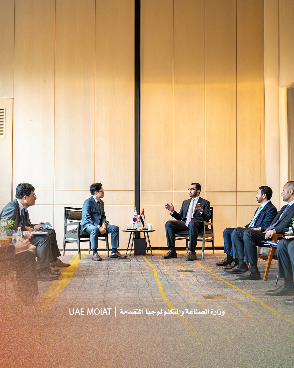 MoIATUAE's tweet photo. التقى معالي الدكتور سلطان أحمد الجابر، وزير الصناعة والتكنولوجيا المتقدمة، معالي كيم جونغ كوان، وزير التجارة والصناعة والموارد في جمهورية كوريا، بحضور سعادة حسن جاسم النويس، وكيل الوزارة. https://t.co/OKL7j8VbNm