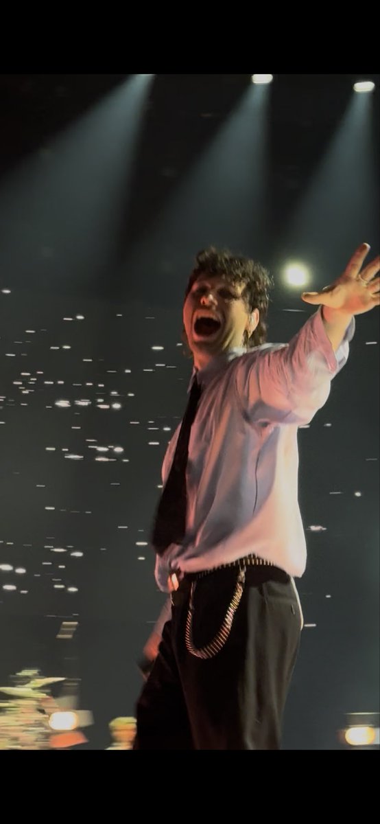 harryxbabylon's tweet photo. I’ll be forever reliving this moment that Luke reached out and waved at me. (This is my boyfriend’s video to my left)
*the Luke slips 😭 @THE5SOSHQ @5SOS @Luke5SOS #everyonesastartour #eassacramento #sacramentoisastar #lukehemmings #everyonesastarsacramento https://t.co/QHlpZx7uX6