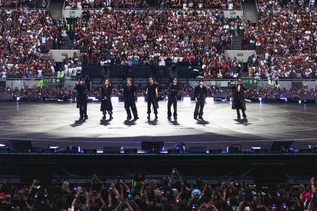 WORLDMUSICAWARD's tweet photo. #BTS makes history setting new All-Time record for the "highest attendance per show" since Tottenham Hotspur Stadium opened in 2019! According to Live Nation, BTS drew around 130,000 spectators across 2 Sold-out concerts on July 6-7, marking the group's triumphant return to London, 7 years after their historic 2019 Wembley Stadium concert! 💪🐐🔥👑💜 

#BTS_WORLDTOUR_ARIRANG_LONDON #BTS_WORLDTOUR_ARIRANG_EUROPE #BTS_WORLDTOUR_ARIRANG