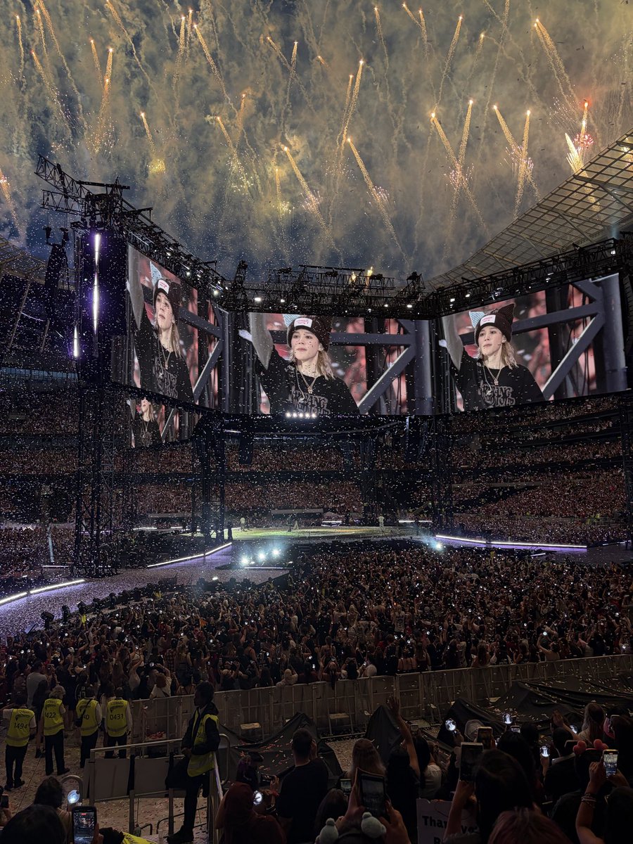 markleefsx's tweet photo. So i took those pics 💜 #BTS_ARİRANG_LONDON https://t.co/HvAg92snIo