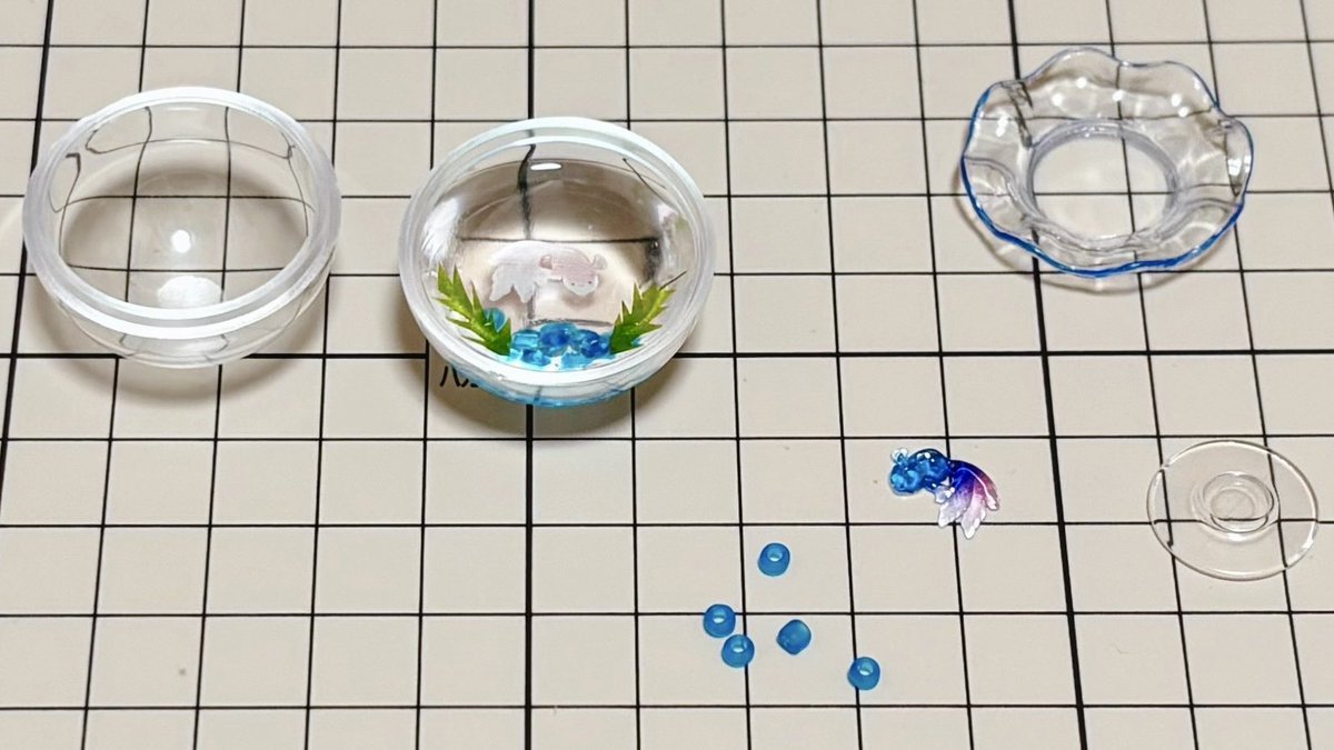 lunapoyon's tweet photo. セリアのミニチュア食器のフリル皿とダイソーのカプセルケースで、大きい金魚鉢を作りました✨

球だと転がっちゃうので、台座も食器を付けました

金魚はいつものネイルパーツ🐟

#シルバニア工作 #セリア #ダイソー https://t.co/HYd7H48NFf