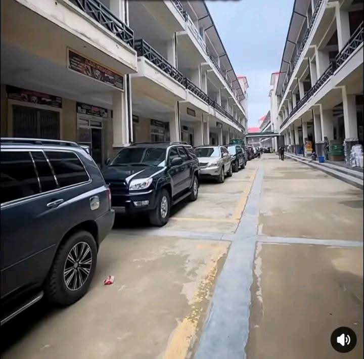 DrKalu_'s tweet photo. Abia construction of Ariaria Ultra modern market Aba has surpass 4,000 completed shops👏 as the state targets more 6,000 shops within the next two years.

God Bless Abia State

Peter Obi is coming. https://t.co/nh9ZjXOnoB