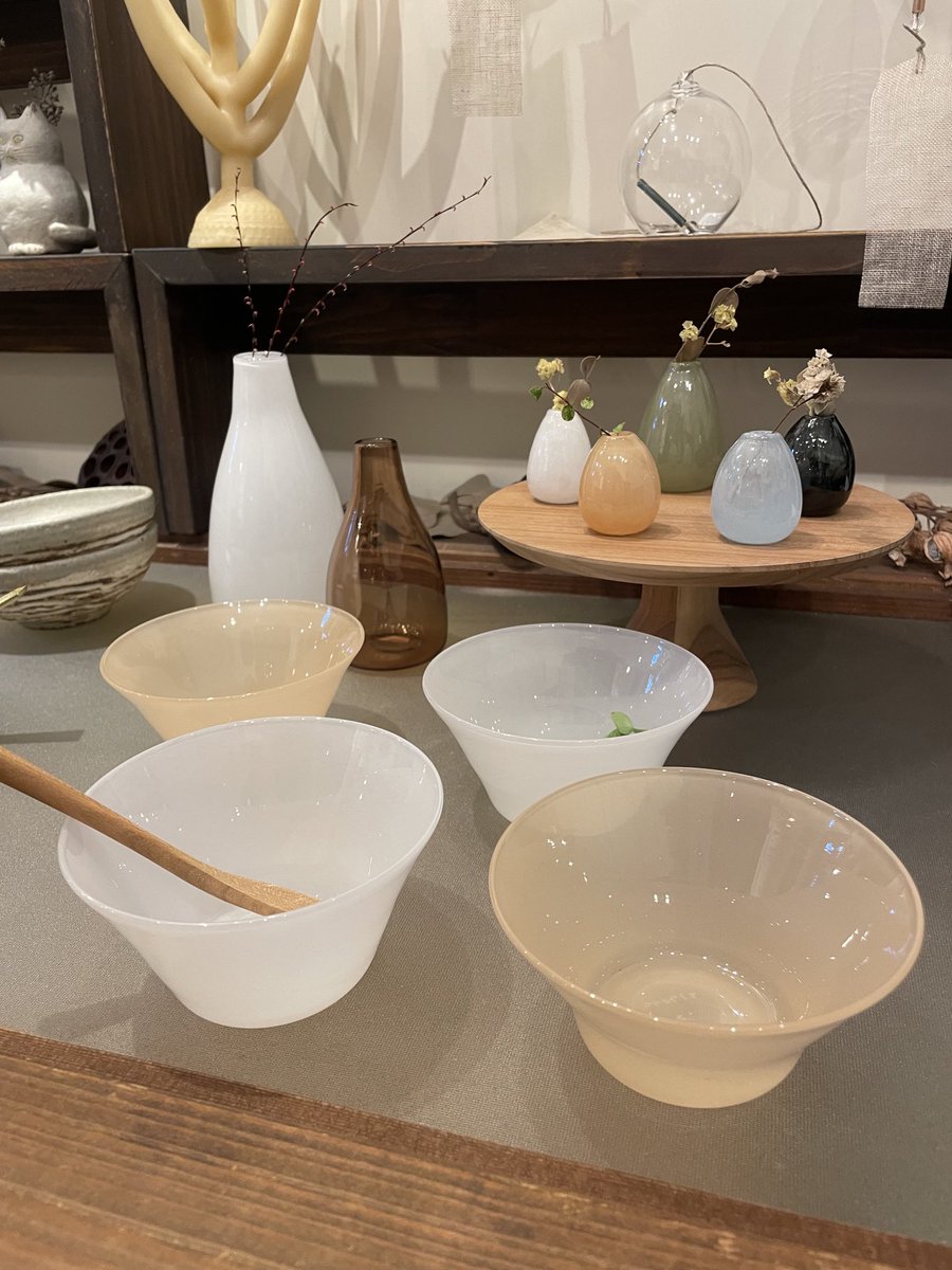 shoptowa's tweet photo. ＊吹きガラスのボウル＊

吹きガラスの揺らぎの表情

アプリコット、ホワイトの乳白の色合い

テーブルにやさしくあたたかな空気が生まれます✨

サラダやヨーグルト、フルーツ
麺つゆを入れて麺類などにも使いやすい深さも◎

どうぞお手にとってご覧ください

【＊平日12-18時  土日11-18時open 】 https://t.co/yhJ0uXhTSs
