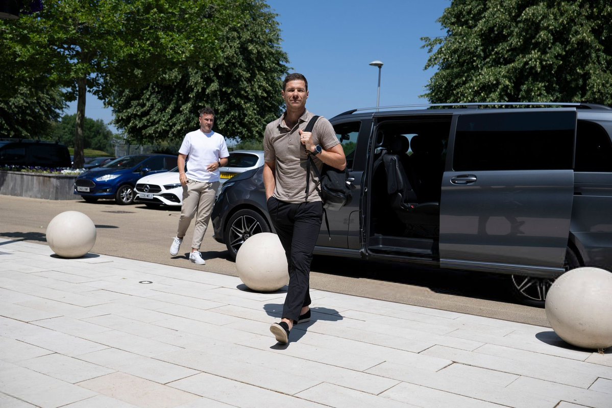 maziducehub's tweet photo. The Gaffer has arrived at Stamford Bridge.

Xabi Alonso is here. 💙
#CFC https://t.co/E1wRAoaDgR