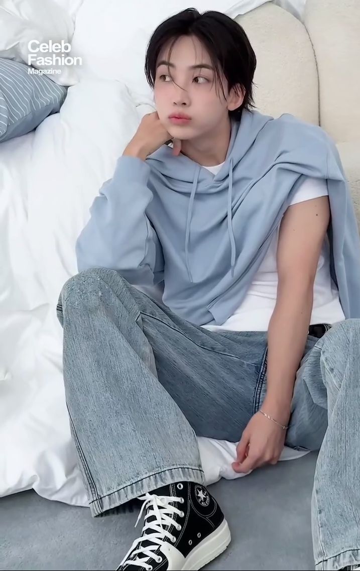 H30354Hong's tweet photo. The arm. The moles I'm obsessed with Jonghan's new look https://t.co/TcEnQPRZut