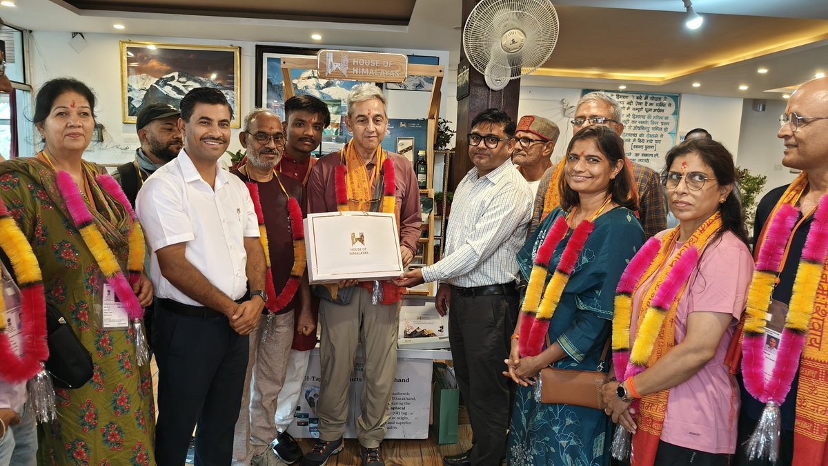 REAPPithoragarh's tweet photo. कैलाश मानसरोवर यात्रा के द्वितीय दल ने पिथौरागढ़ में हाउस ऑफ हिमालयाज उत्पादों को खूब सराहा! 
रागी बिस्किट, मुनस्यारी राजमा, हर्बल टी, शहद जैसे स्थानीय उत्पादों की जमकर खरीदारी हुई।

स्थानीय उद्यमिता को मिल रही नई पहचान! 
@REAPUttarakhand
#HouseOfHimalayas #VocalForLocal https://t.co/lD7grlSC0c