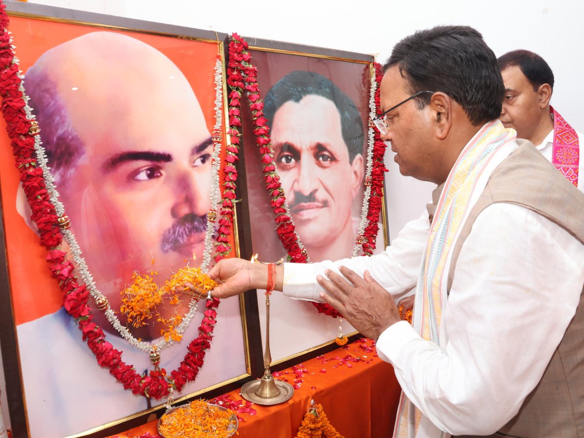 BJP4UP's tweet photo. प्रदेश अध्यक्ष श्री @mppchaudhary ने पार्टी कार्यालय, मीरजापुर में आयोजित 'जिला कार्यसमिति बैठक' को सम्बोधित किया। https://t.co/F3IO02sJy1