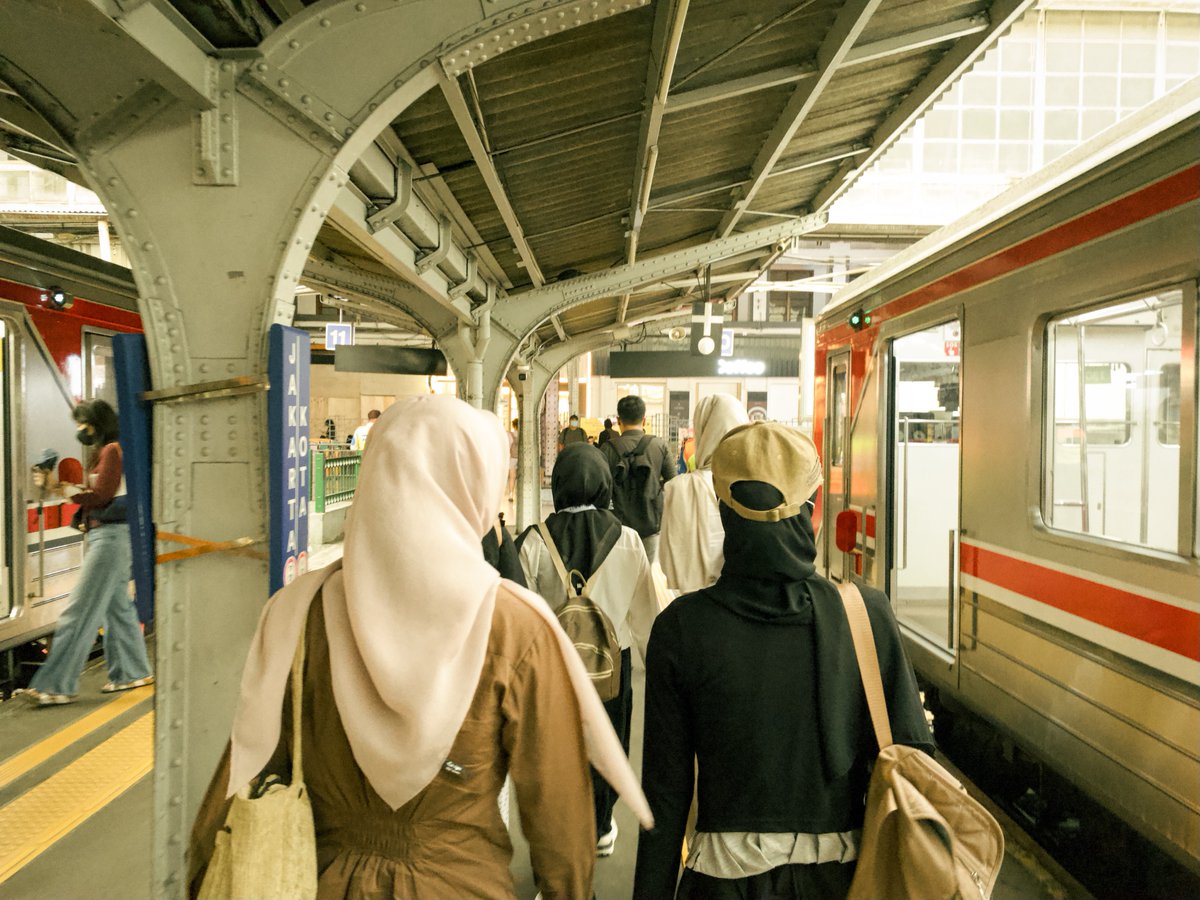 alsmeierr's tweet photo. Spill foto random kalian ketika lagi berada di Stasiun manapun https://t.co/QMbb1JFrtg