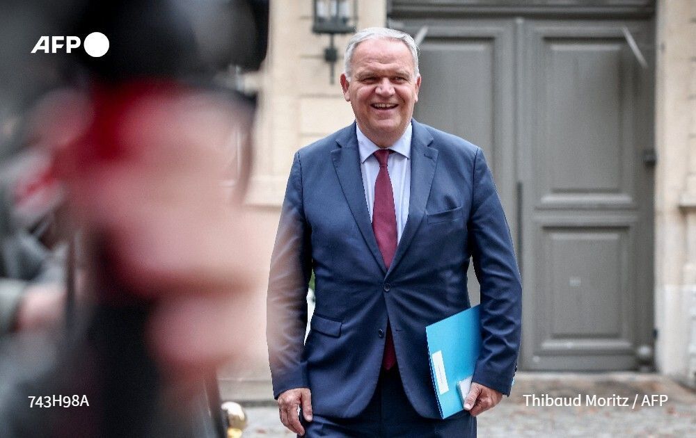 afpfr's tweet photo. 🇫🇷 Une soixantaine d'associations et syndicats ont dénoncé, jeudi, la proposition d'Emmanuel Macron de nommer le sénateur LR François-Noël Buffet comme Défenseur des droits, considérant ce choix comme "incompatible avec les valeurs de l'institution". https://t.co/8XW7YrMhhP
