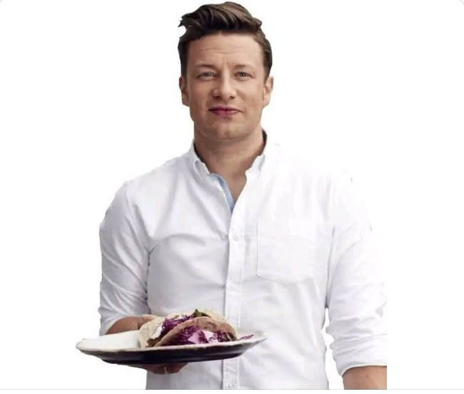 ChristinePP27's tweet photo. McDonald's  perd son procès contre le chef Jamie Oliver, qui a prouvé que les  aliments vendus par l'enseigne étaient impropres à la consommation  humaine en raison de leur forte toxicité. 
Le chef Jamie Oliver a remporté un procès contre la plus grande chaîne de restauration rapide au monde. 
Oliver montre comment sont fabriqués les hamburgers. 
Selon  Oliver, les morceaux de viande gras sont « lavés » à l'hydroxyde  d'ammonium, puis utilisés pour garnir les steaks hachés. Même avant ce  processus, affirme le présentateur de télévision, cette viande était  impropre à la consommation humaine. 
Oliver, un chef militant radical qui s'attaque à l'industrie agroalimentaire, déclare : 
«  Nous parlons ici de viande vendue comme aliment pour chiens, puis  servie à des êtres humains. Outre la qualité de la viande, l'hydroxyde  d'ammonium est nocif pour la santé. » Oliver appelle cela « le processus  de la bouillie rose ». 
Quelle personne sensée mettrait dans la bouche d’un enfant un morceau de viande imbibé d’hydroxyde d’ammonium ? 
Dans  le cadre d’une autre enquête, Oliver a montré comment sont fabriqués  les nuggets de poulet : une fois les « meilleurs morceaux »  sélectionnés, le reste — graisse, peau, cartilages, yeux, os, tête,  pattes — est soumis à un processus de séparation mécanique appelé «  Canica », un euphémisme utilisé par les ingénieurs agroalimentaires.  Cette pâte rose sang, qui est désodorisée, blanchie, rafraîchie et  recolorée, est ensuite enrobée de farine et frite. Elle est généralement  frite dans des huiles partiellement hydrogénées — en d’autres termes,  des substances toxiques. 
L’industrie agroalimentaire utilise  l’hydroxyde d’ammonium comme agent antimicrobien, ce qui permet à  McDonald’s d’utiliser dans ses hamburgers de la viande impropre à la  consommation humaine. Mais ce qui est encore plus alarmant, c’est le  fait que ces substances à base d’ammonium et d’hydrogène soient  considérées comme des « composants légaux du processus de production »  dans l’industrie agroalimentaire mondiale, avec l’aval des autorités  sanitaires. Par conséquent, les consommateurs ne sauront jamais quelles  substances se trouvent dans leurs aliments. 
Cessez, s’il vous plaît, de donner cette fausse nourriture à vos enfants.