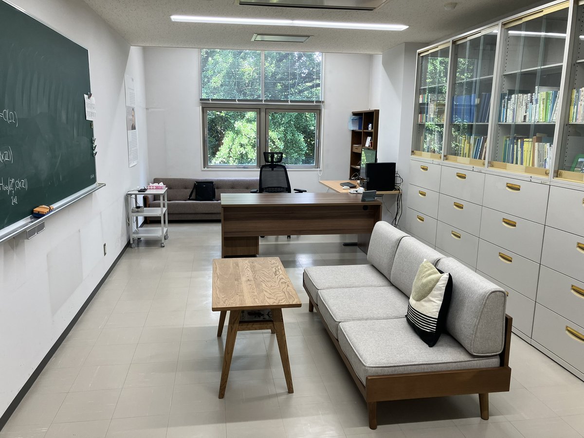 HirokiMatui2026's tweet photo. 千葉大学から東京大学に異動して、オフィスがとても広くなりました。体感では2倍ぐらいでしょうか。だからと言って仕事が2倍捗るわけではありませんが。 https://t.co/fsRvGmtrxk