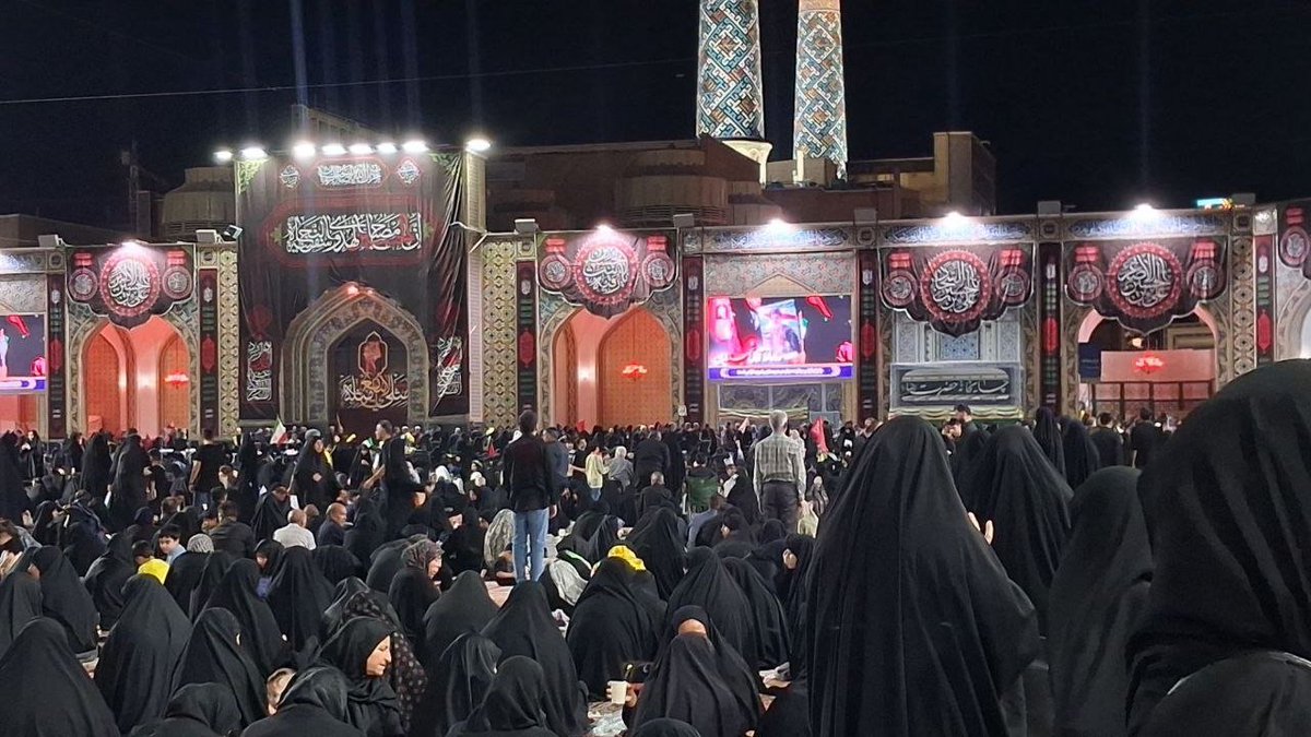 saadat_razavi's tweet photo. هنوز هم صدای تکبیرهاتون تو گوش زمان می‌پیچه. شما برخاستید تا خاکمون ایستاده بمونه. حالا نوبت ماست که بار این امانت رو به مقصد برسانیم. از مشهدالرضا، با دلی سرشار از امید و عهدی تازه با شما...
​#خمینی_مشهد
#باید_برخاست https://t.co/KdfZ574wR4