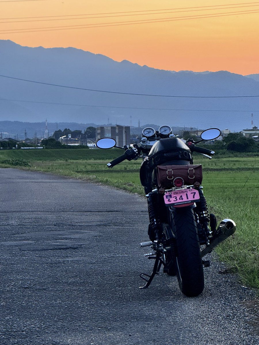 chicken's tweet photo. あまり綺麗な夕焼けじゃないけど、梅雨明けの期待はしてしまうなぁ。
…暑いのは勘弁な。 https://t.co/TUJoQ2snep