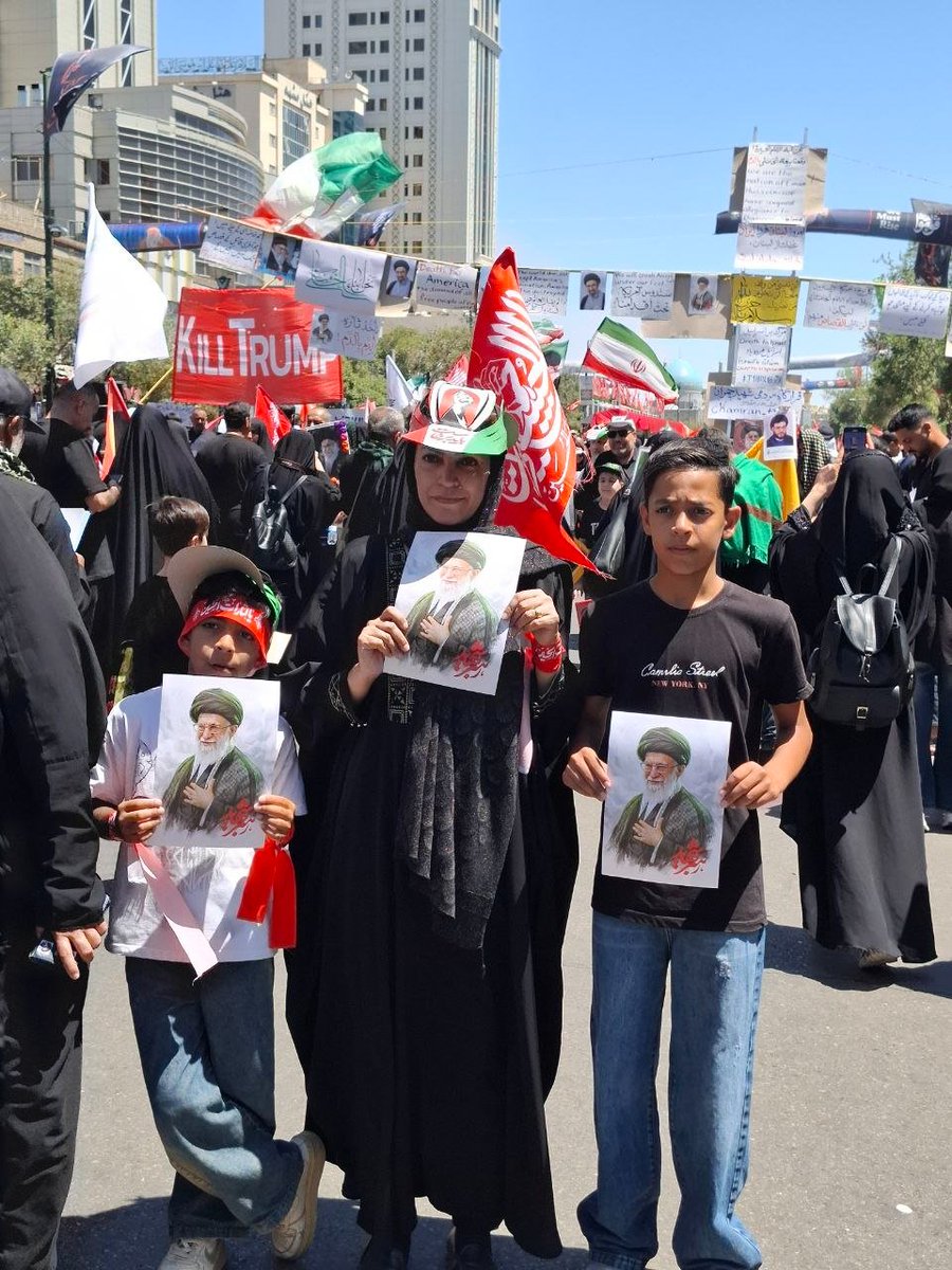 saadat_razavi's tweet photo. تاریکی هر چقدر هم عمیق باشه، در برابر نورِ یه اراده‌ی مصمم هیچ شانسی نداره. ما وارثان یک حماسه‌ی بزرگیم؛ پس زانو زدن ممنوع، ناامیدی ممنوع!
​#خمینی_مشهد
#باید_برخاست https://t.co/mYcqtFEmwq