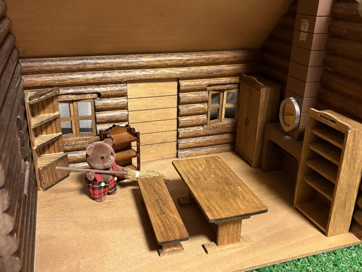 re__sylvanian's tweet photo. #シルバニアファミリー
#メモリータイムシリーズ

1987年 #丸太小屋　

丸太小屋はも家具も1つ1つ手作りだなんて
今の時代なら手が出ない金額になるだろうね…
（ドア横の小さい棚は現代もの）

家具が少なくてｶﾞﾗｰﾝとしてます💦

お掃除して住めるようにしなくちゃね😊 https://t.co/w24QaiLcgO