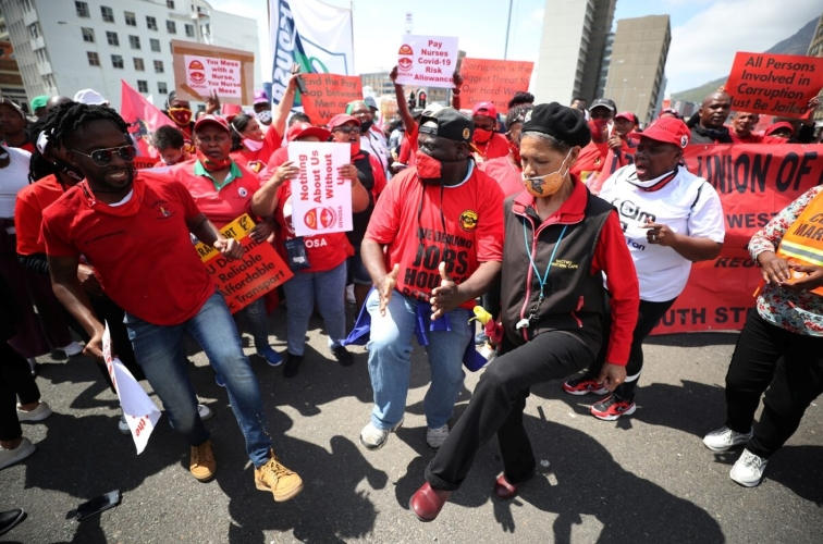 SABCNews's tweet photo. The Congress of South African Trade Unions (COSATU) is holding its National Day of Action on Thursday, alongside its affiliates, including the South African Municipal Workers’ Union (SAMWU) and the South African Democratic Teachers’ Union (SADTU). https://t.co/08ff7BO5kE https://t.co/9puwQowGge