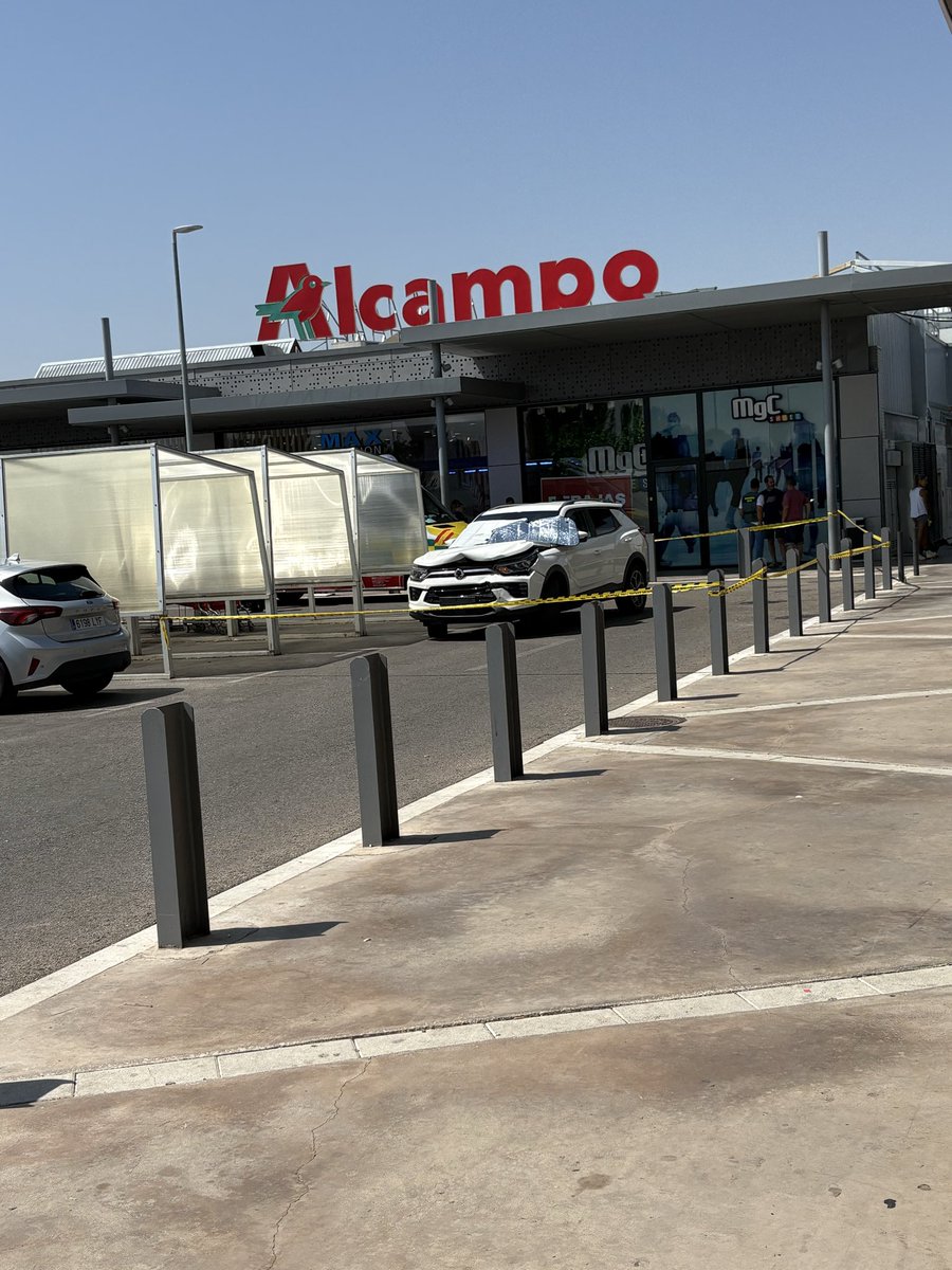 yayugp's tweet photo. #parquecorredor robo en joyería José Luis. Mucha guardia civil y ambulancias https://t.co/uyagZ9a4AK