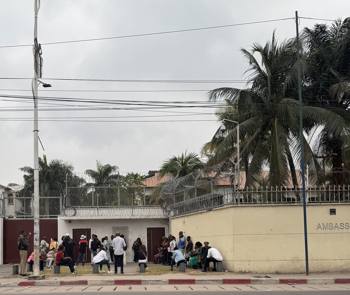 StrillaNyete's tweet photo. À l’Ambassade de France à Kinshasa, des citoyens attendent souvent des heures à l’extérieur, parfois sans aménagement adapté. Ne serait-il pas possible de mettre en place un espace d’attente plus humain et plus respectueux ? La considération envers les usagers compte aussi. https://t.co/mgqQ4qfeMG