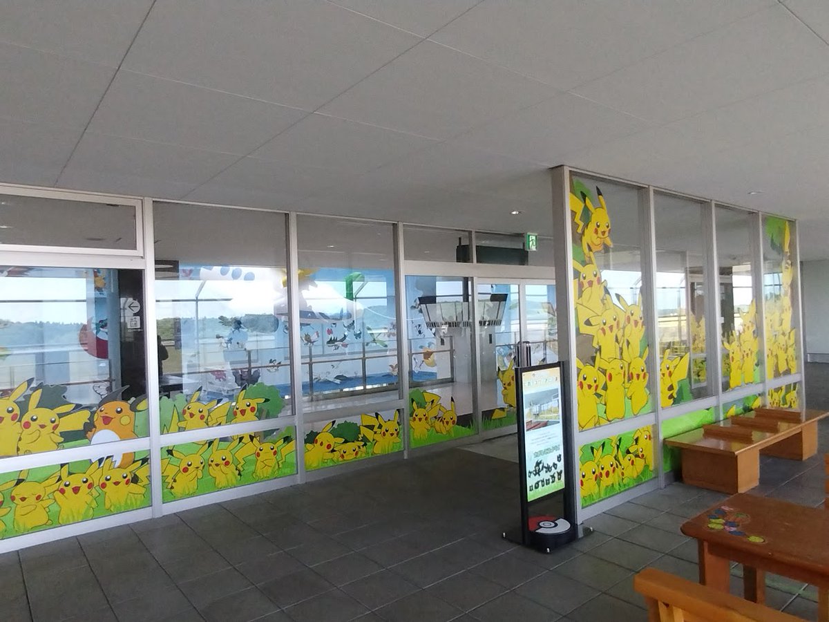 westnozomi's tweet photo. #のと里山ポケモン・ウィズ・ユー空港 で一番の映えスポットは展望フロアにある「ピカチュウの森」です。可愛いが渋滞起こしています。一体何匹、ピカチュウいるんだろ？喜怒哀楽、多種多様なピカチュウを「これでもか」と堪能できますよ！！ https://t.co/tZiFiRbC6T