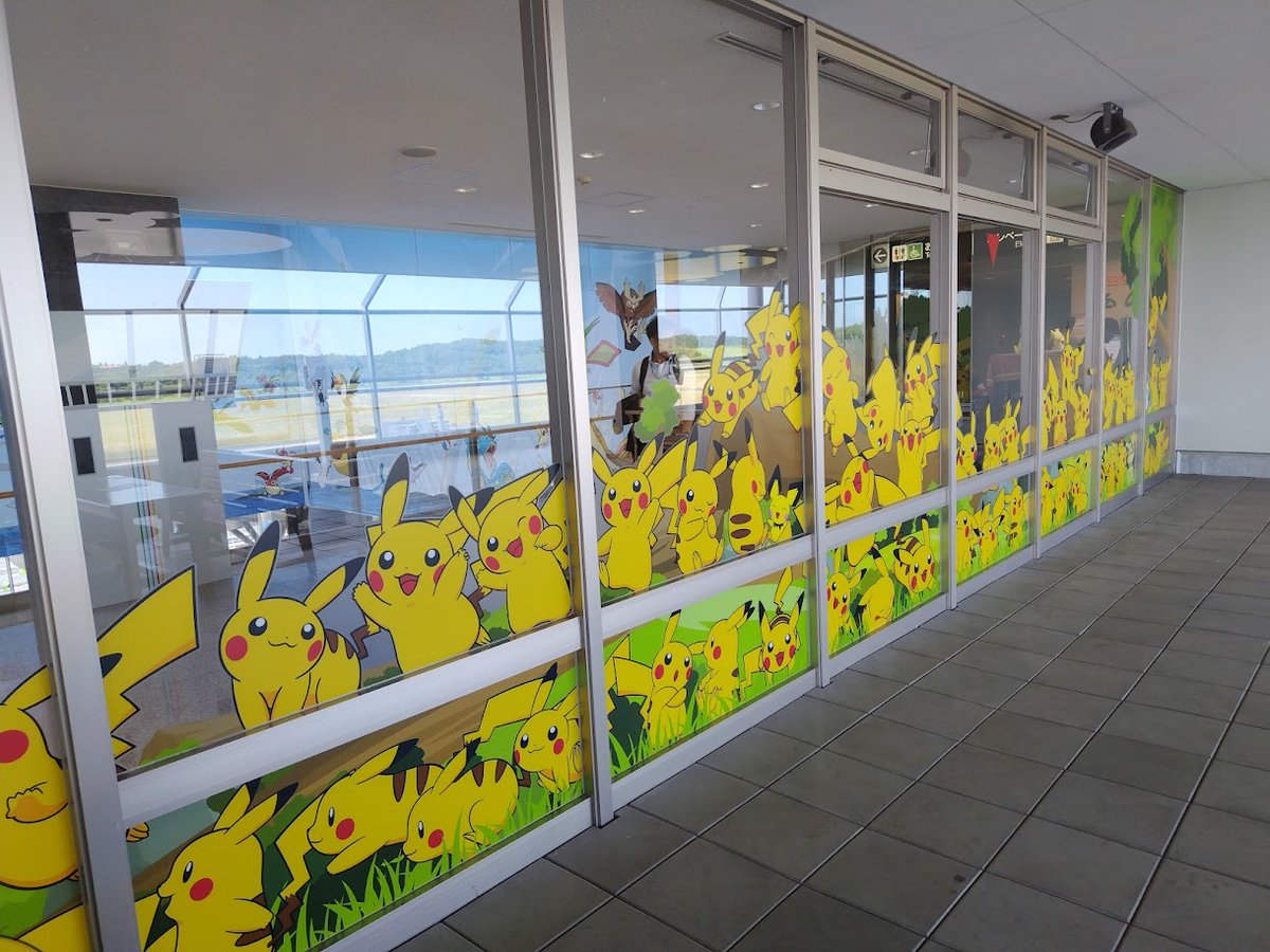 westnozomi's tweet photo. #のと里山ポケモン・ウィズ・ユー空港 で一番の映えスポットは展望フロアにある「ピカチュウの森」です。可愛いが渋滞起こしています。一体何匹、ピカチュウいるんだろ？喜怒哀楽、多種多様なピカチュウを「これでもか」と堪能できますよ！！ https://t.co/tZiFiRbC6T