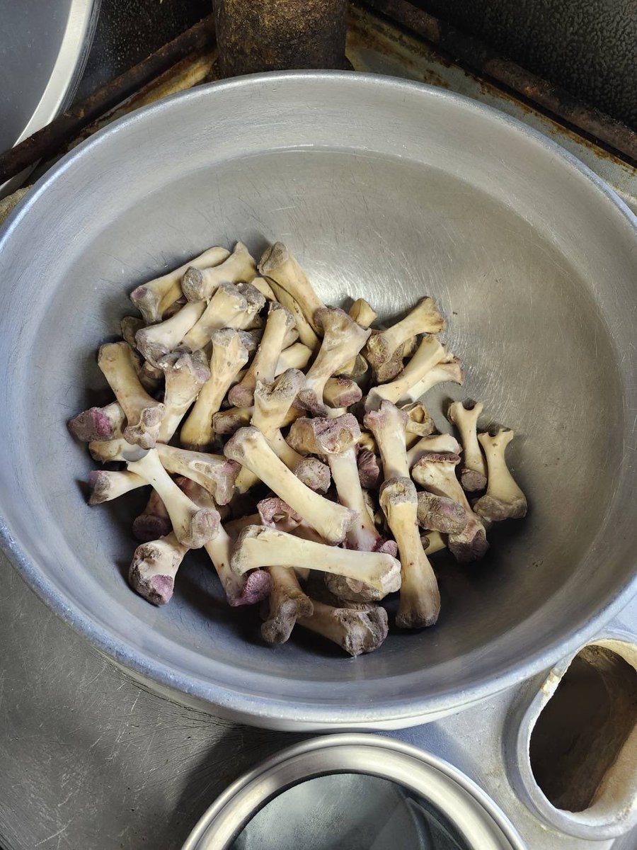 toriyo104's tweet photo. 鳥よしでは毎日スープを煮る大鍋を綺麗に洗浄しております。
 
 豚骨を高火力で煮ると骨が砕けて様々な破片が鍋の底へ溜まってゆきまして、最終的にザラっとした質感の沈殿物が生まれます。
 
 喉越しの良いスープの為にはこれを毎日取り除き、絶対に手抜きは許されない大事な作業であります https://t.co/b7Zd5OxNIt