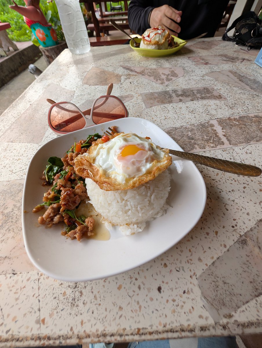 dtklamf13's tweet photo. チャーン島は朝飯エリアが少ないな たぶん、地元の人は家で朝ごはん食べる文化なんだろうな
なんとか早朝からあいてる店を見つけガパオで腹を満たす
そしてボクらはギャラクシー号という名の船でできた廃墟ホテルへ
ところが 驚愕の事実が我々を待っていたのだった！ ※動画のつたない説明参照(笑) https://t.co/KiVnsWluwQ
