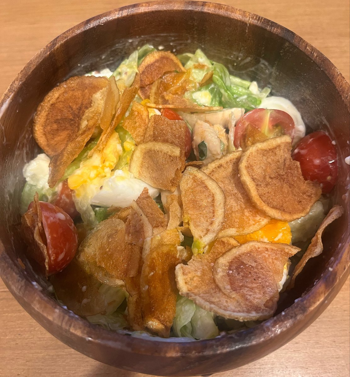 tunarindisney's tweet photo. 最近夜はワンボウルサラダ生活なんだけど、今日は頂いたジャガイモをレンジで乾燥させていれてみた！タダのポテトチップス！！うまうま☺️
ドレッシングはヨーグルトベースで適当に作成🤣まぜまぜするのが良き。 https://t.co/Iivk7wTowC