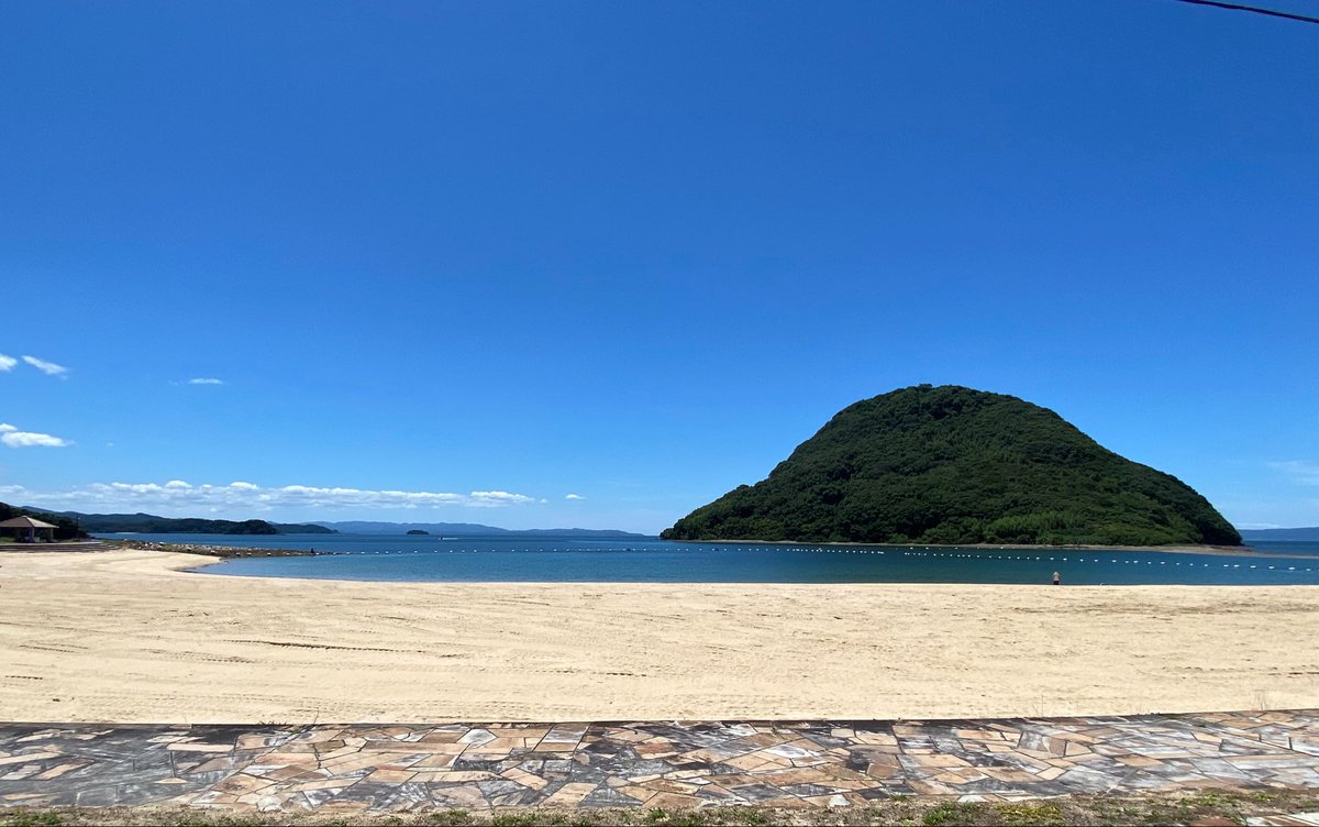 Lito23905990's tweet photo. 今日のおひる
天草2号橋手前の浜んくらにて
海鮮丼いただきました
ネタも沢山で美味しかったけどご飯の量がめちゃ多かったです
２枚目パールサンビーチ
3.４枚目住吉海岸公園のジンベエ像
ジンベエ思ったよりデカい！
４枚目潮が引いてたら道が現れるとこ
#天草 https://t.co/O9hBjDItCa