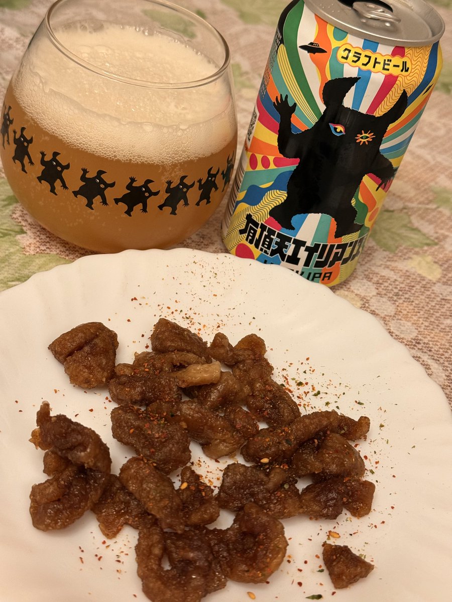 chikaponmini's tweet photo. こう暑いと呑みたくなります🍺
今日のアテは鶏皮の唐揚げ。
#エオルゼア飲酒部 https://t.co/Ry90M2H3p8