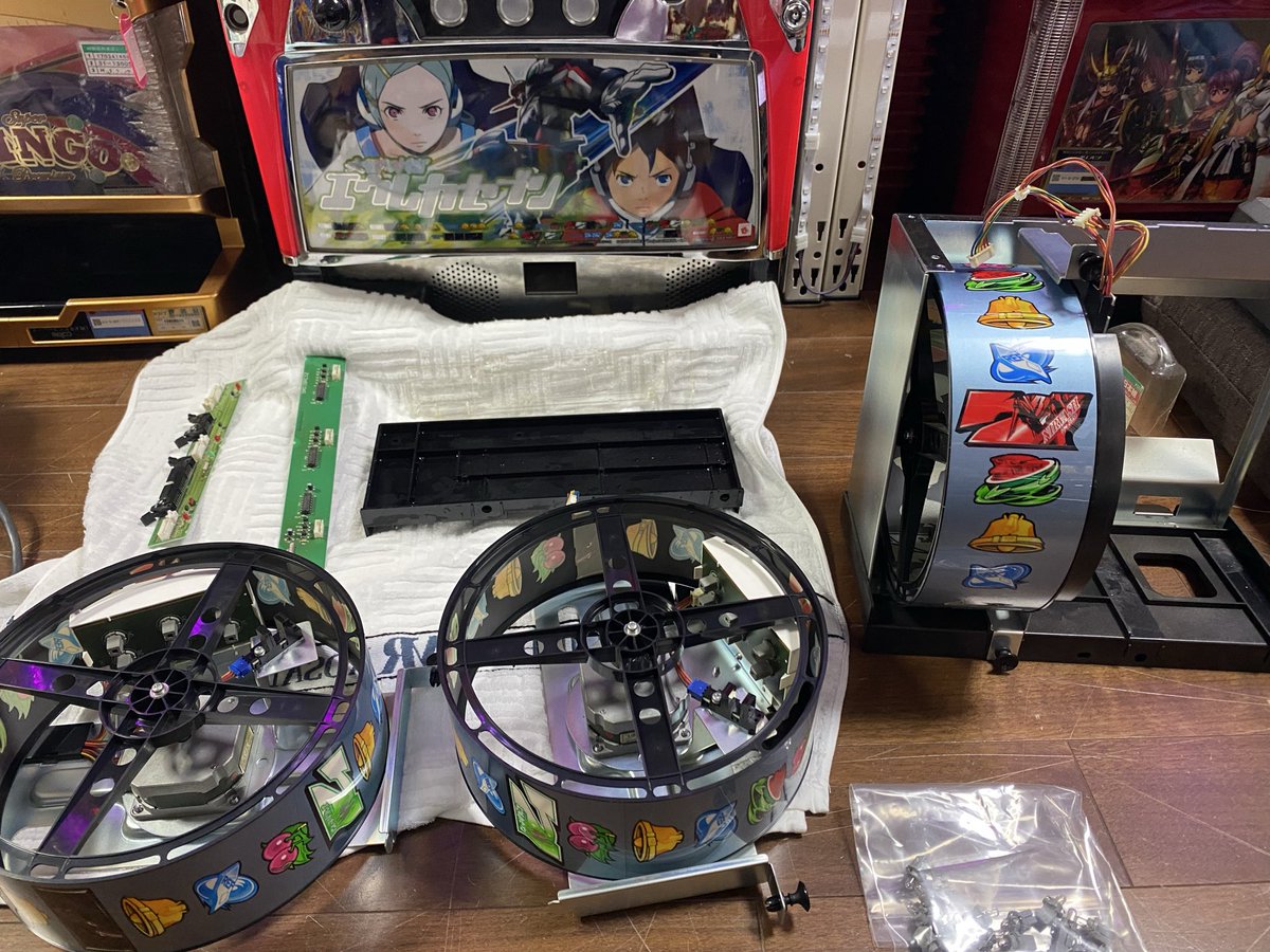 tencho711's tweet photo. 来週スロバトルに再登板の初代エウレカの中右リール下段のリール球が切れてたので交換
バラしてついでに洗浄もした
これで気持ち良く負けてもらえるｴﾍﾍﾍ
まだまだど素人だから出来ることは限られるけどちょっとづつ整備するの楽しいねー✨ https://t.co/zJiKDLyJpw