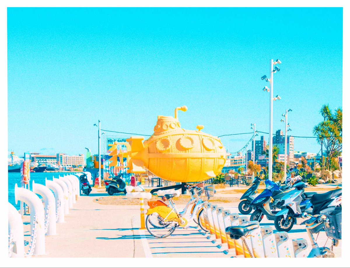 We all live in a yellow submarine🎶 Yellow submarine, yellow