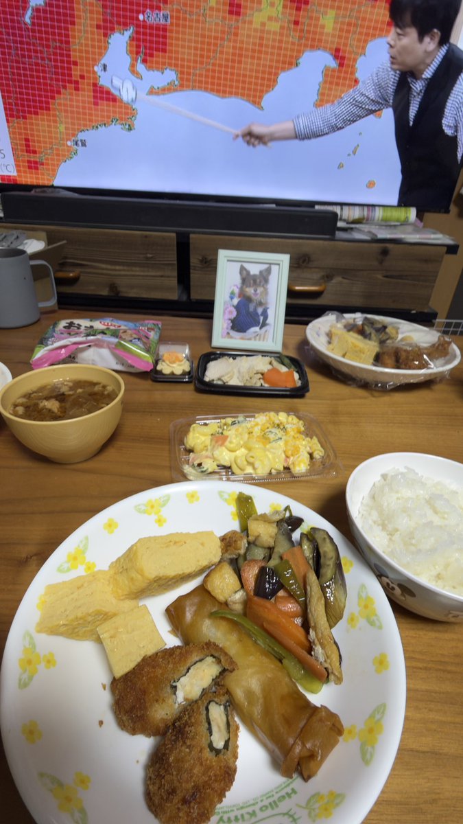 yutchicyoco's tweet photo. 晩ご飯は お惣菜と  ナスと油揚げ ピーマンを炒めて  豚汁の残りで😁 
今日は チョコさんの
お誕生日🎂 おめでとう去年は もりもり食べてくれてたなぁ🥲 https://t.co/8iqwgYSPtt