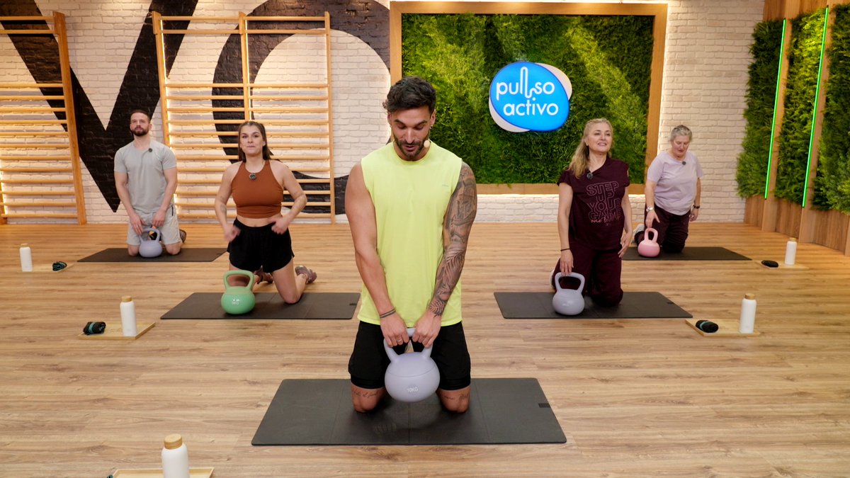 laregiontele's tweet photo. "Hai que facer clases só de estiramento"🏋️‍♂️

Hoxe, @eddyfisterra propuxo unha sesión centrada no cardio e na forza! 

Durante a clase, Anxo contounos a proposta que lle fixo a Eddy, mais este directamente optou por pasar del 😅😂 Nós sabemos que Raquel secunda a proposta, e vós?🔥 https://t.co/yYVGcNO17w