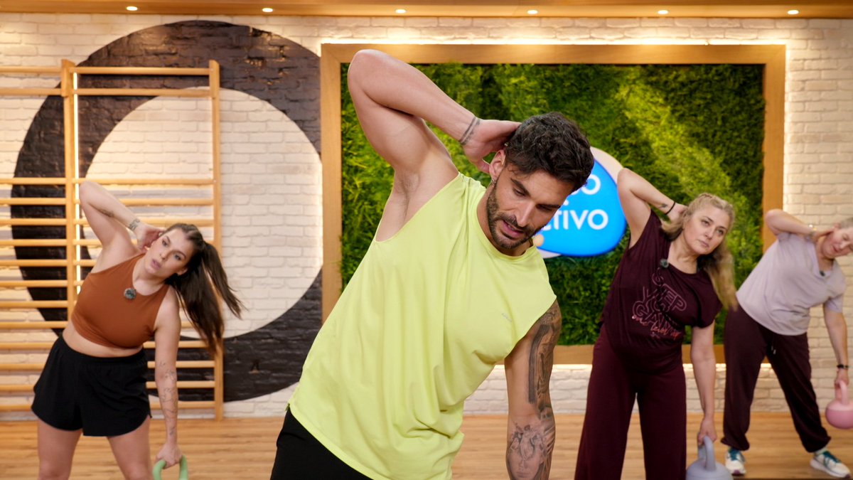 laregiontele's tweet photo. "Hai que facer clases só de estiramento"🏋️‍♂️

Hoxe, @eddyfisterra propuxo unha sesión centrada no cardio e na forza! 

Durante a clase, Anxo contounos a proposta que lle fixo a Eddy, mais este directamente optou por pasar del 😅😂 Nós sabemos que Raquel secunda a proposta, e vós?🔥 https://t.co/yYVGcNO17w