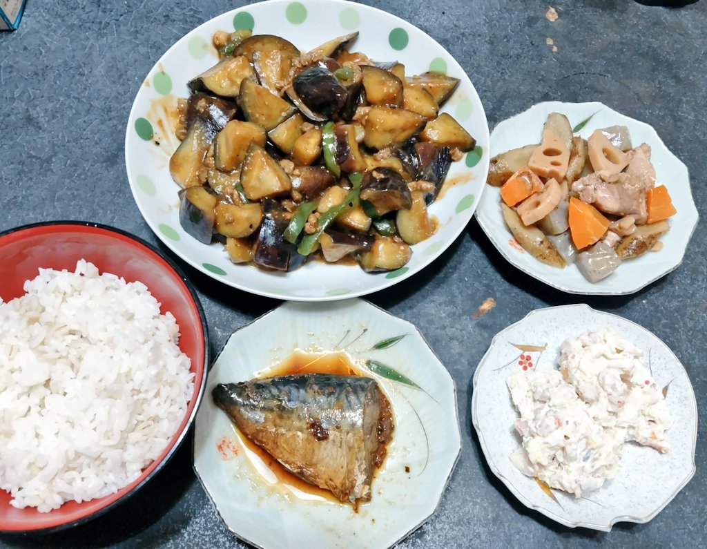 urapontathan's tweet photo. 今日の晩御飯のオヤジ定食はナスの肉みそ炒めとサバの生姜煮と筑前煮とホッキ貝のサラダ。
ナスが安かった時に買っておいて良かった(笑)
今日も美味しく頂きます😋 https://t.co/Hj6uK5u6Fk