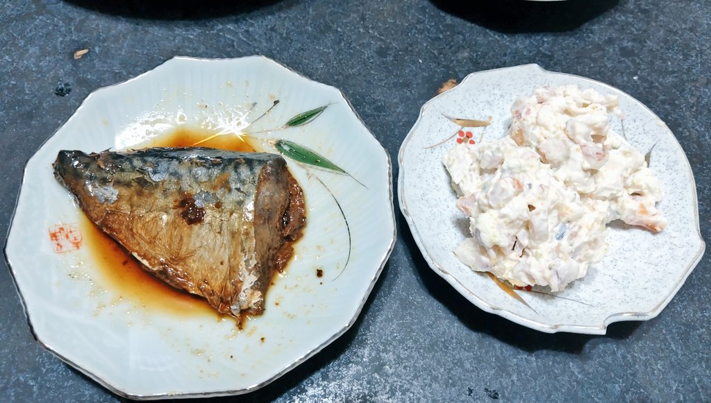 urapontathan's tweet photo. 今日の晩御飯のオヤジ定食はナスの肉みそ炒めとサバの生姜煮と筑前煮とホッキ貝のサラダ。
ナスが安かった時に買っておいて良かった(笑)
今日も美味しく頂きます😋 https://t.co/Hj6uK5u6Fk