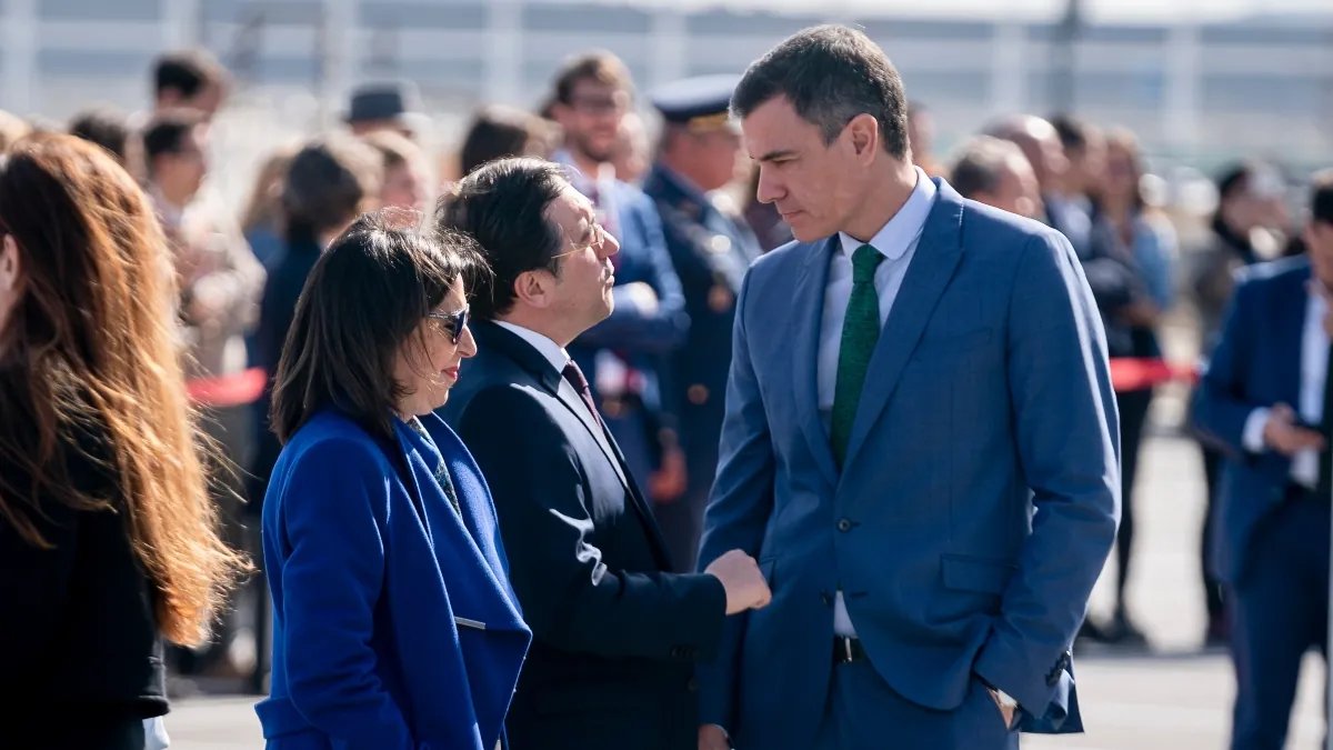 EmilioMayer8's tweet photo. @oscarlopeztwit Sánchez, Albares y Robles, por separado a la cumbre de la OTAN con dos horas de diferencia
Los viajes superaron los 73.000 euros únicamente en vuelos y dejaron una huella de carbono de 148 toneladas https://t.co/pOi4kdbKlF